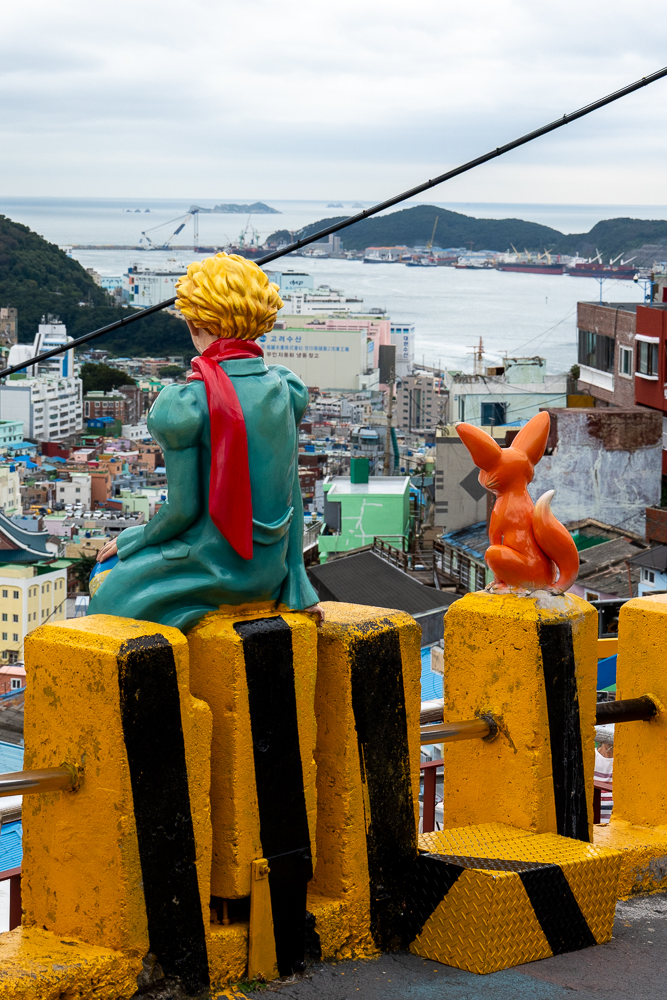 Gamcheon village a busan, la statua del piccolo principe e la volpe, lo spot più fotografato