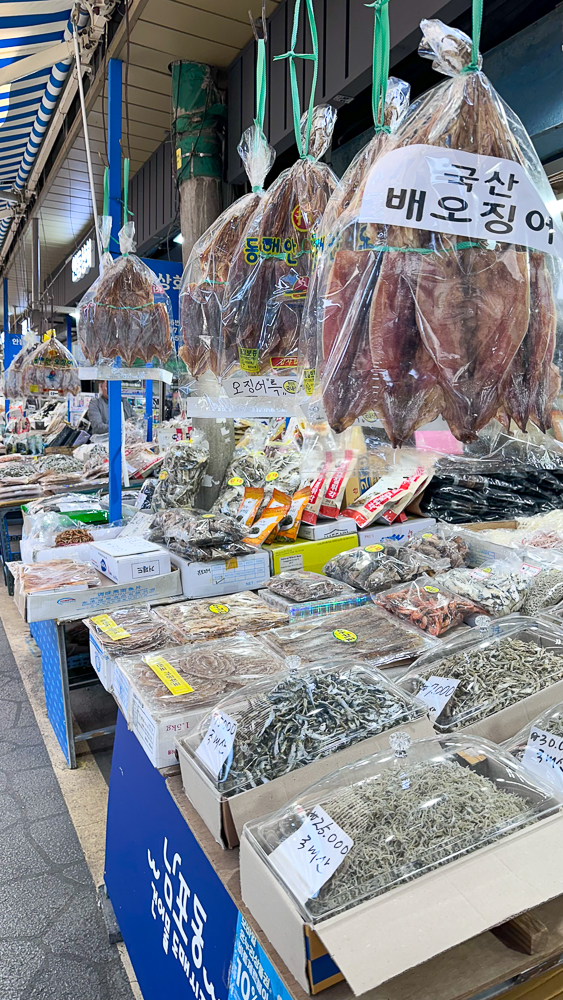 Busan, mercato del pesce Jagalchi market, banco di pesce essiccato