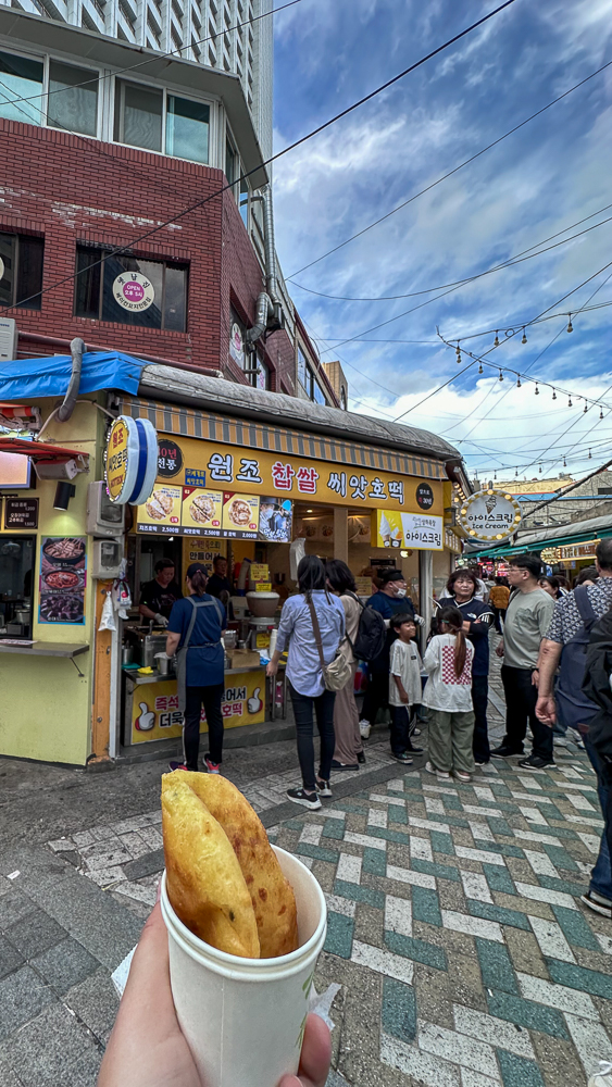 Busan, street food in una via in zona Haeundae beach