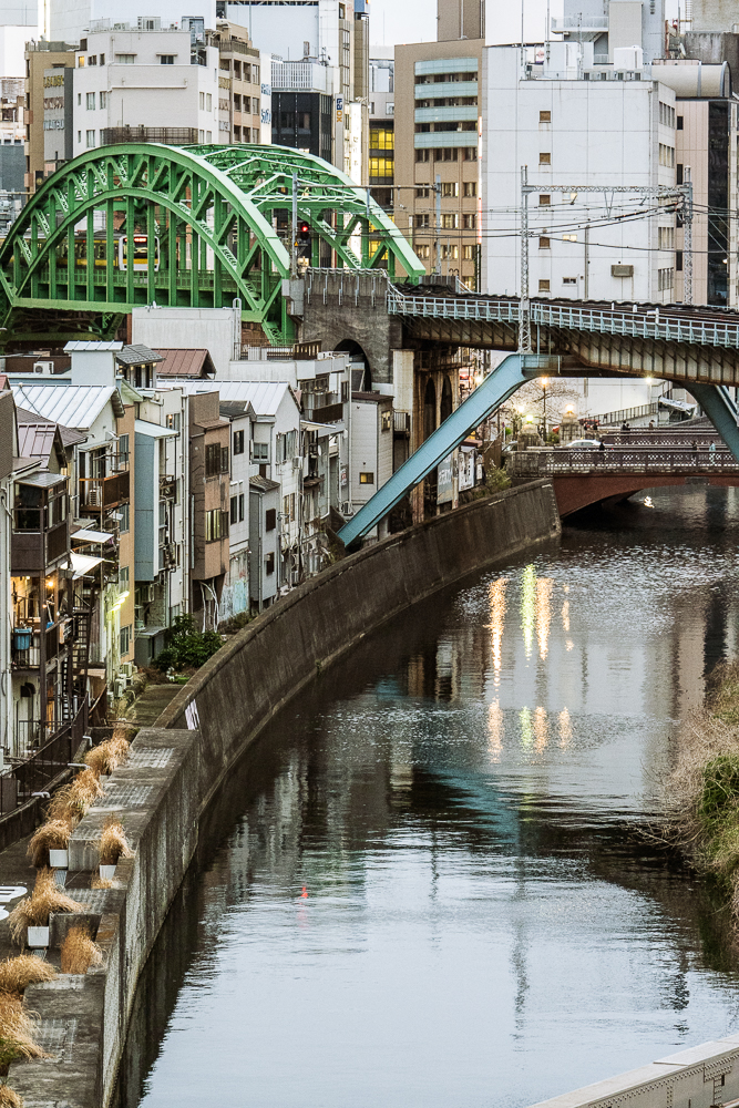tokyo incrocio ferroviario con ponte sullo sfondo