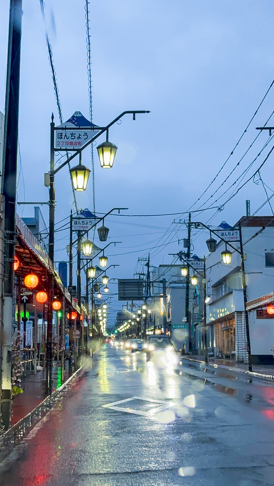 kawaguchiko street in un pomeriggio di pioggia