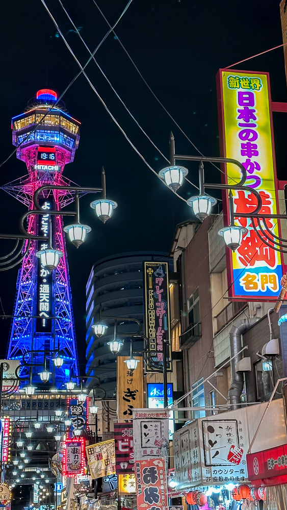 Osaka tsutenkaku di sera, con le luci accese