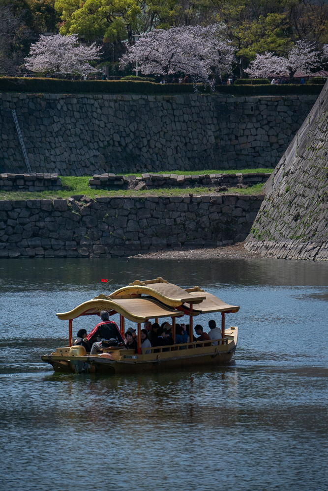 una barca tranquilla nel fossato del castello di Osaka