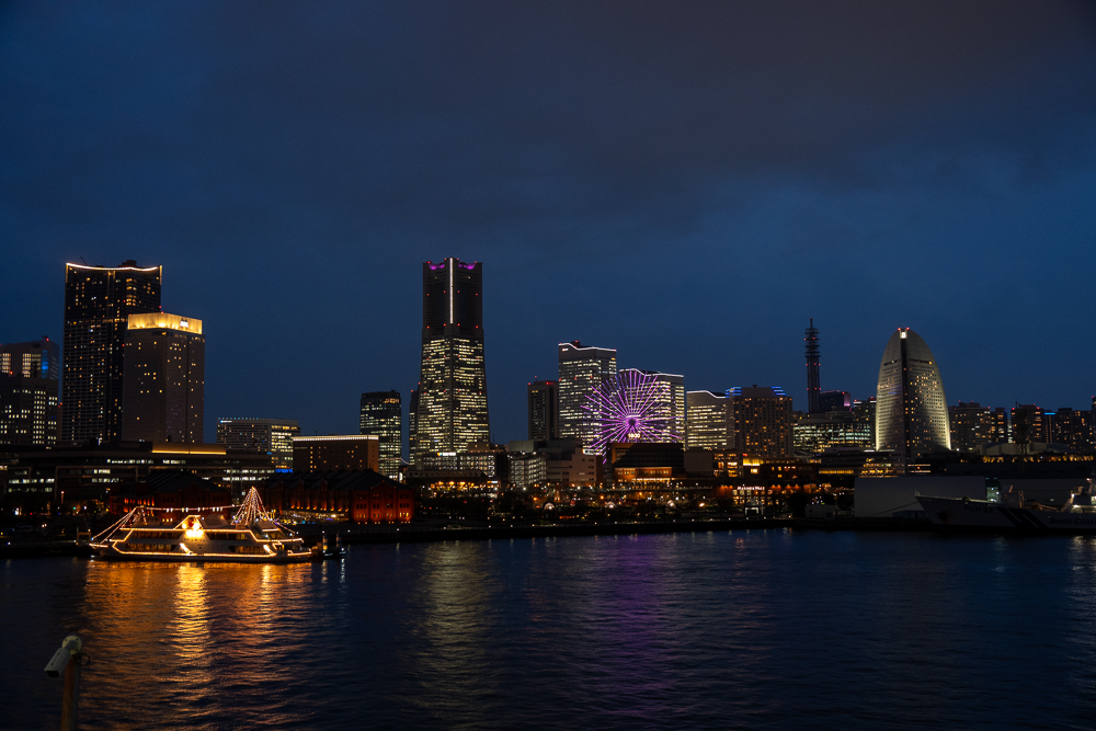 skyline di Yokohama di sera con le luci accese